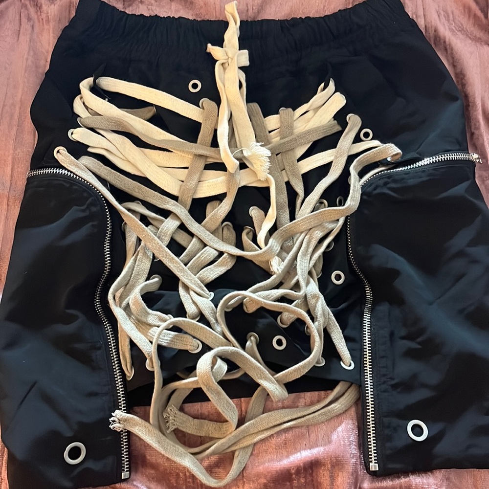 This skirt is a medium but fits small. I’m a 4/6 this would fit 0-4.